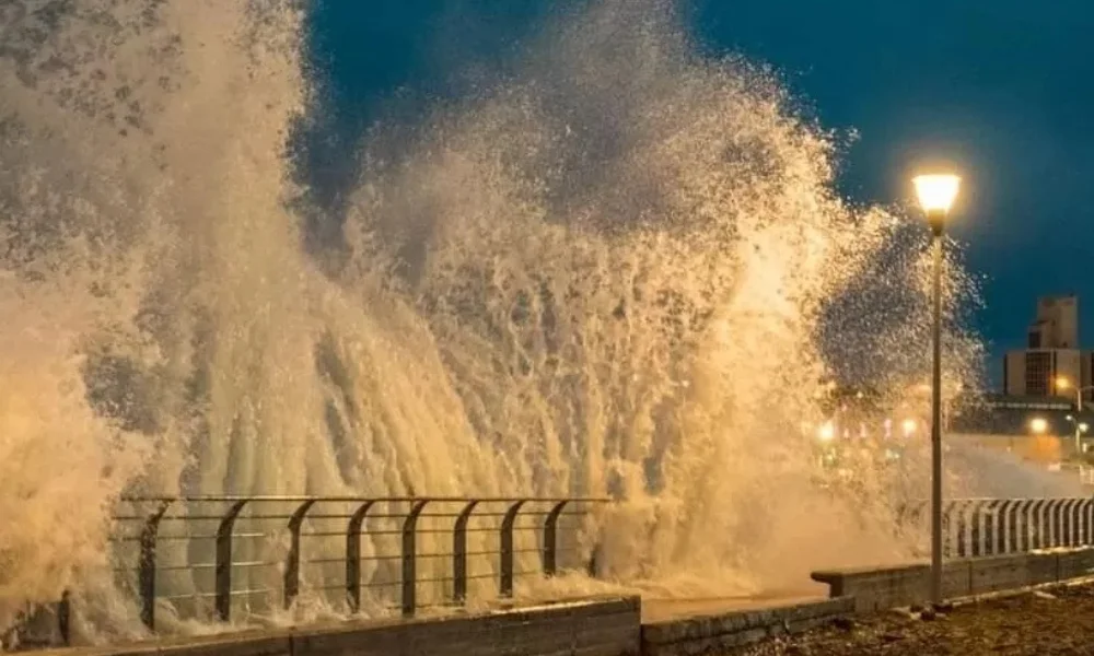 Ante una nueva marejada en Comodoro, proponen disipar la energía de las olas mar adentro