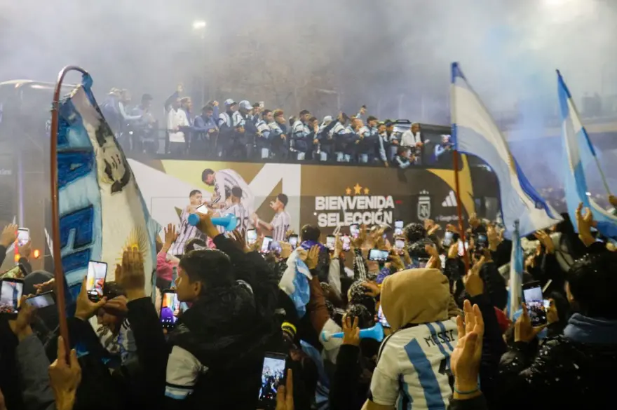Reconocimiento hincha: Así fue el reencuentro de Scaloni y parte de la Selección con los hinchas que fueron a recibirlos a Ezeiza