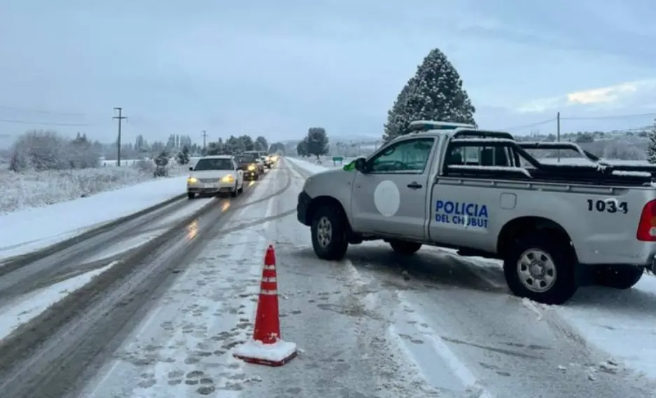 Intensas nevadas obligan al corte de rutas en la cordillera chubutense y Vialidad Nacional trabaja para restablecer la circulación