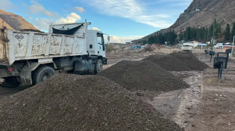 Esquel puso en marcha un plan integral de enripiado para reparar 150 cuadras en 90 días