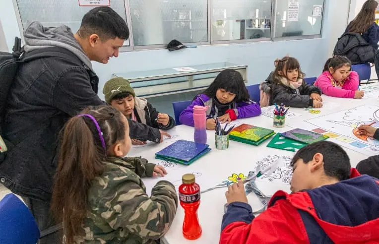 Niños de Juegoteca y apoyo escolar del CPB Diadema recorrieron los espacios de la Feria del Libro
