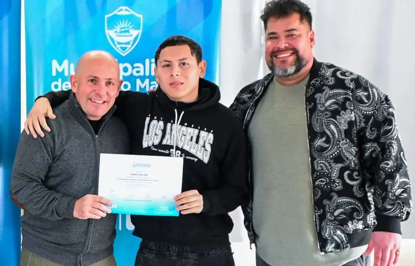 Sastre entregó certificados de capacitaciones realizadas por el municipio en barrio Solana