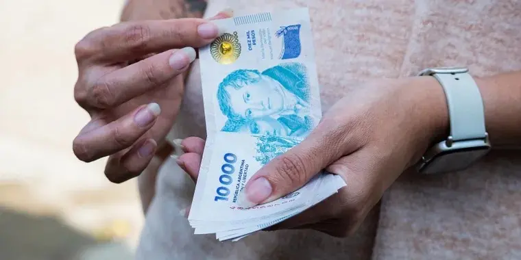 Con un salario mínimo en mínimos históricos, el Gobierno busca definir una nueva suba