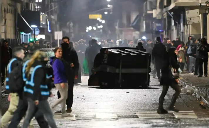 ¡Caos y violencia en el Congreso! Doce detenidos y varios policías heridos