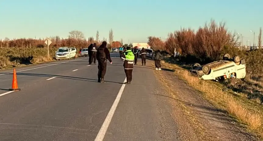 Detalles del grave accidente en la Ruta 7: la Policía confirmó cómo fue el vuelco y que el conductor tiene 60 años