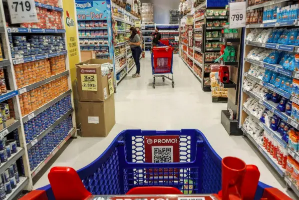 El consumo en parálisis ahoga la calle sin pesos