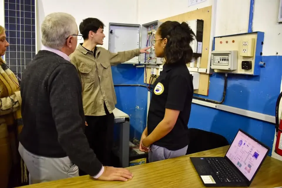 Energías renovables en las aulas: Trelew y la CINA distinguieron un proyecto sustentable de la Escuela N° 749