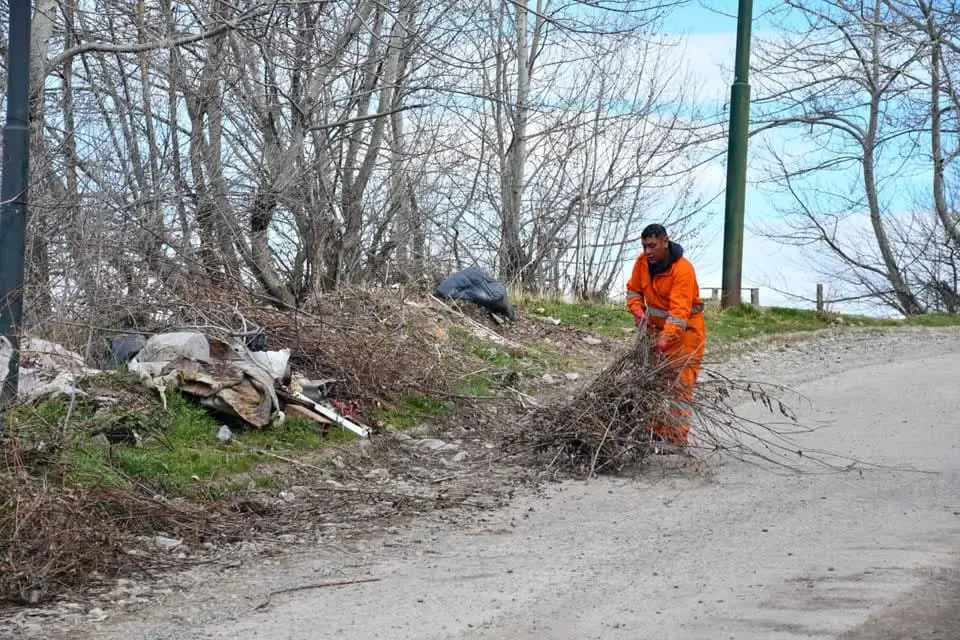 “Hay mucho arrastre de material”: Esquel despeja el acceso a La Zeta y despliega la barredora en la ciudad