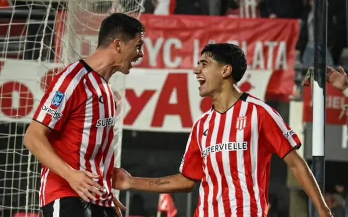 Gimnasia sufrió dos rojas y Estudiantes no tuvo piedad: fiesta y goleada albirroja por 4-0