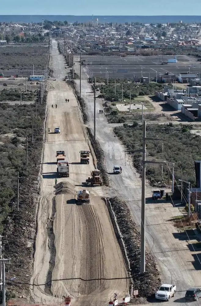 Ignacio ‘Nacho’ Torres y Gerardo Merino recorrieron la pavimentación de la av. Oris de Roa en Trelew