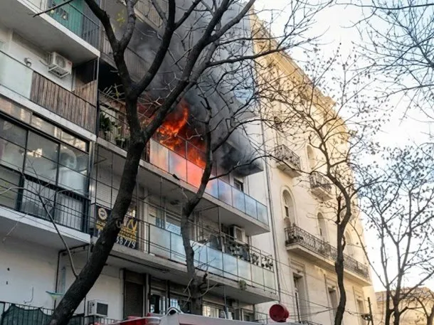 Incendio en un edificio al lado de la casa de Cristina Kirchner en Constitución