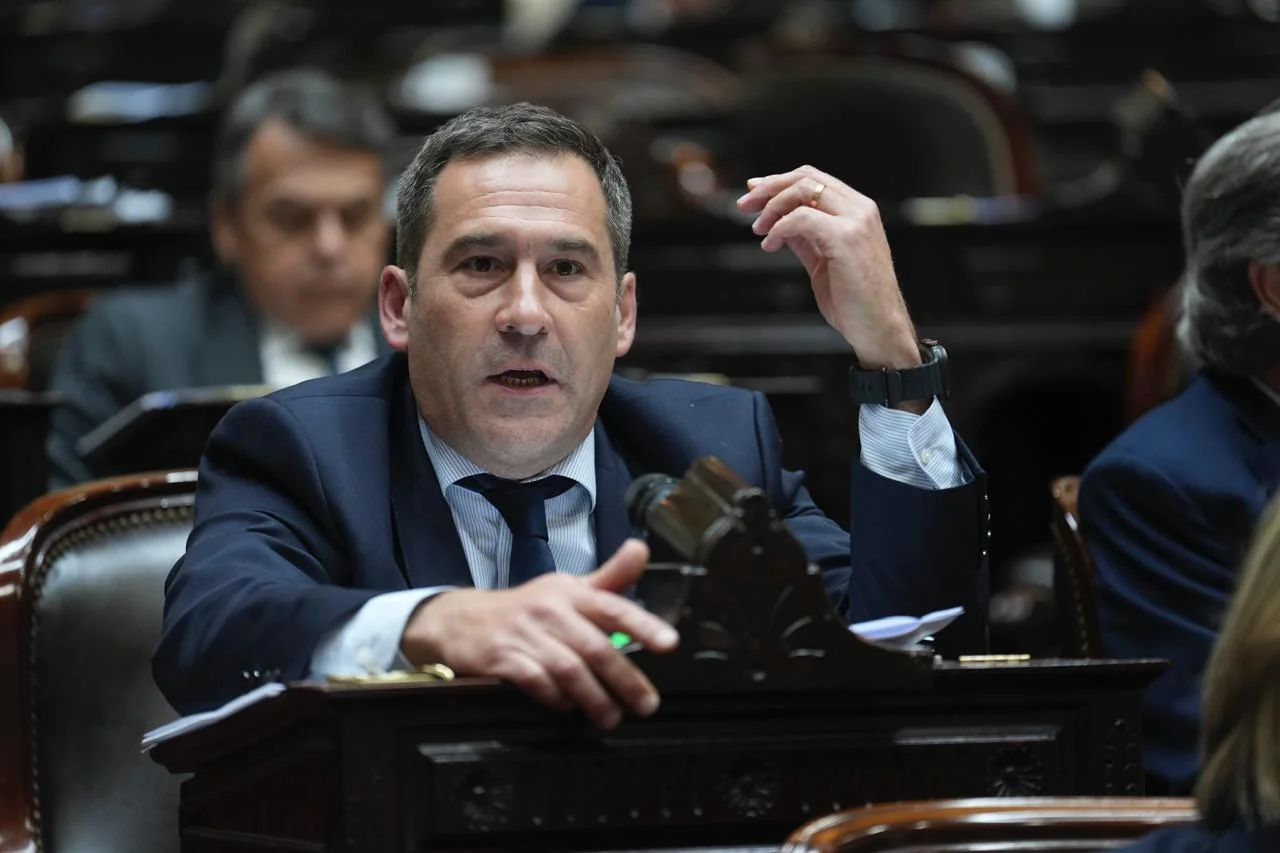 Juan Pablo Luque pide recategorizar arenas silíceas en Chubut