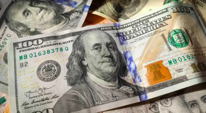 ¡Dólar en declive! La divisa mayorista cae y frena la alarma en $1.500