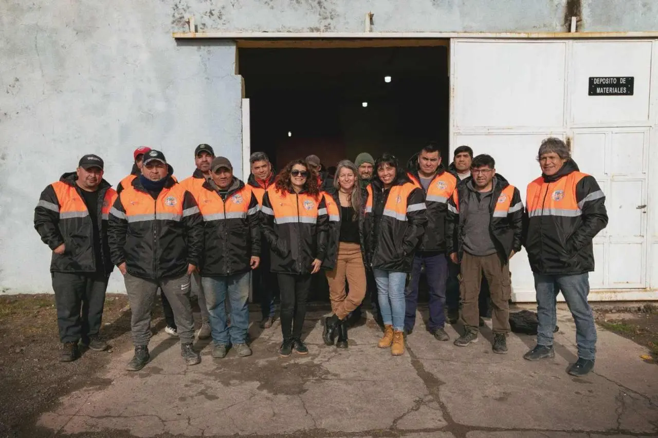 Rawson entregó indumentaria de abrigo a Obras Públicas