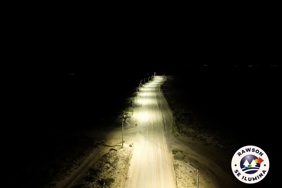 Por primera vez con luz: colocan 20 luminarias LED en el acceso a la playa El Faro de Rawson