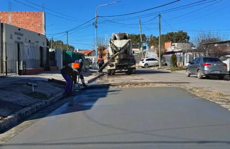 Rawson: el municipio realiza trabajos de reparación y hormigonado de calzada en Aónikenk y Juan Finoquieto