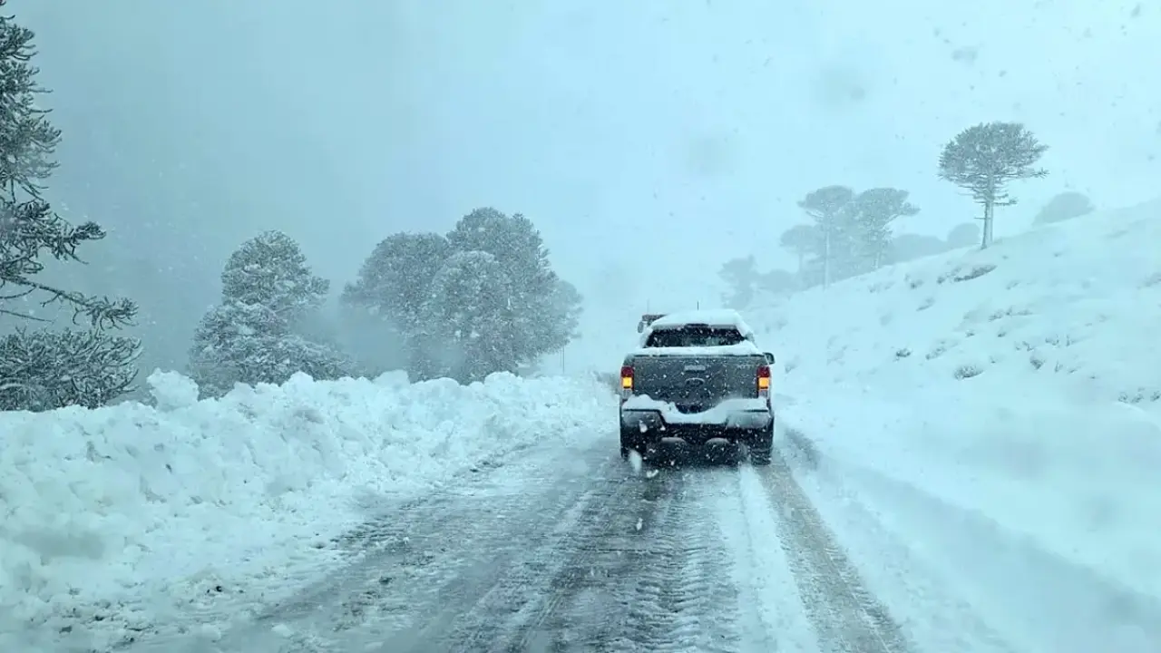 Rige alerta amarilla por nevadas y viento blanco para la cordillera de Chubut este martes 4 de agosto