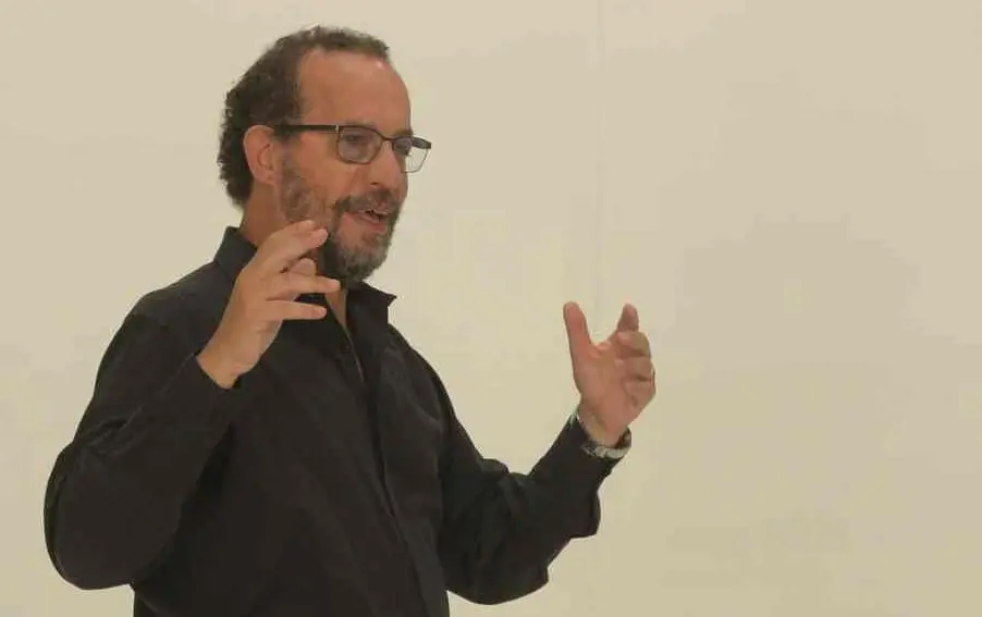 Sergio Feferovich llega a la Feria del Libro de Comodoro Rivadavia con su show «La Música de las Ideas»