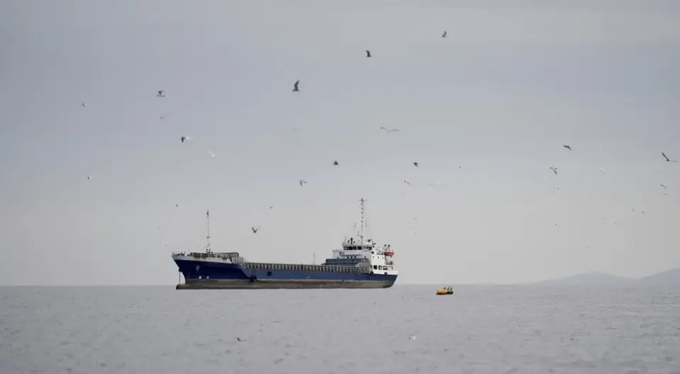 Un proyectil impactó contra un petrolero en el estrecho de Ormuz y el tráfico marítimo cayó un 77%