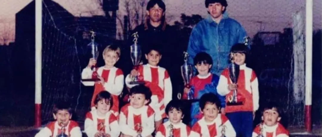 El primer club de Lionel Messi despidió a Jorge con una foto suya como entrenador