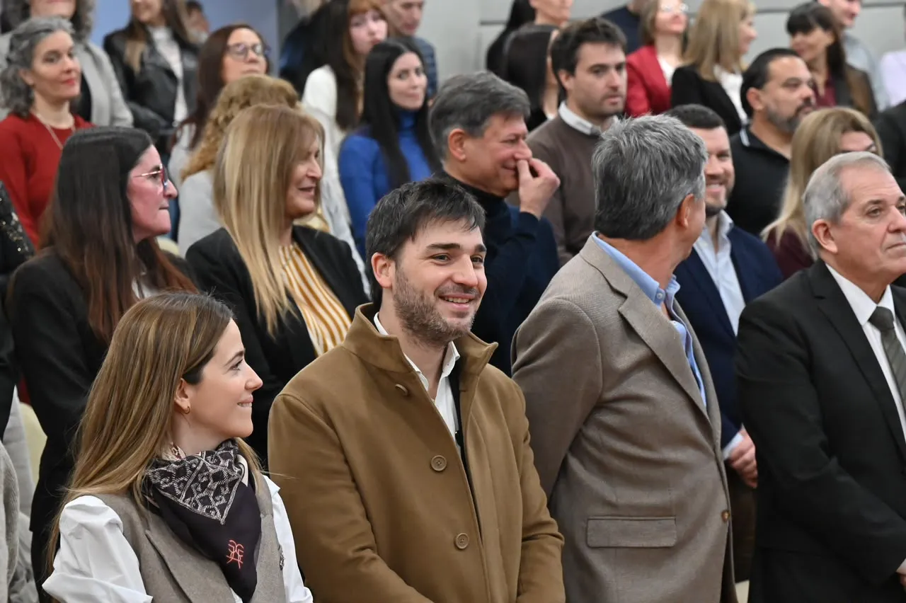 Torres entregó becas a estudiantes destacados: “Es un orgullo acompañar a quienes van a forjar el futuro de Chubut”