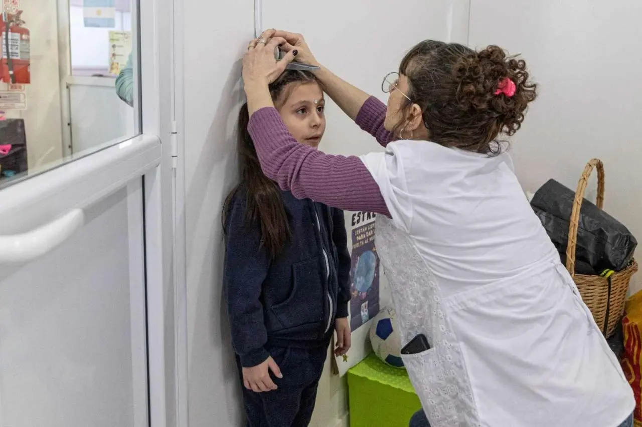 El Municipio Comodoro fortalece la salud integral en la Escuela Municipal con controles nutricionales a 200 alumnos