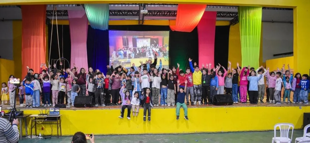 Gobernador Costa celebró el Día del Niño con una masiva jornada de juegos y espectáculos en el Gimnasio Municipal