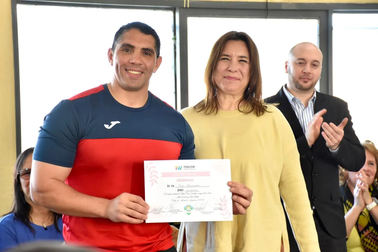 Familias de Trelew recibieron certificados tras 9 talleres de crianza en el CIC Menfa
