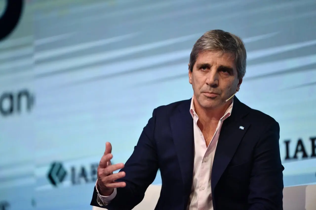 Luis Caputo anunciará este jueves a las 15 cambios en los créditos en dólares