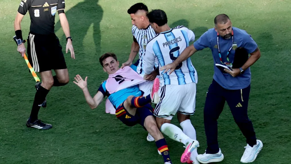Duras sanciones de la FIFA a la Selección Argentina: suspensión para Paredes y Molina, y multa millonaria a la AFA