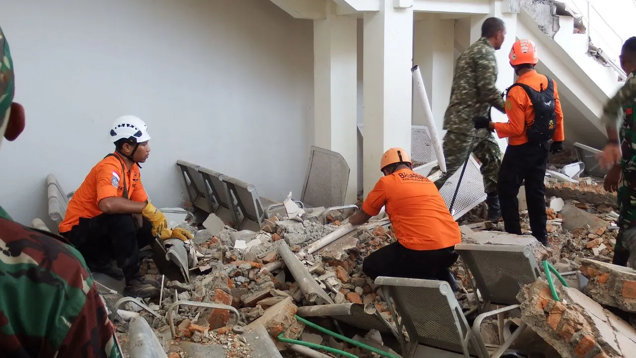 Dos terremotos sacudieron el sur de España e Indonesia y activaron un plan de emergencia