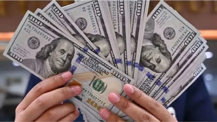 Bajó el dólar mayorista y se aleja de la barrera de los $1.500