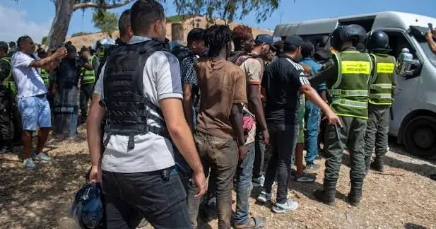 Crisis en Ceuta: Marruecos detuvo a cientos de migrantes que iban a ingresar en masa a España