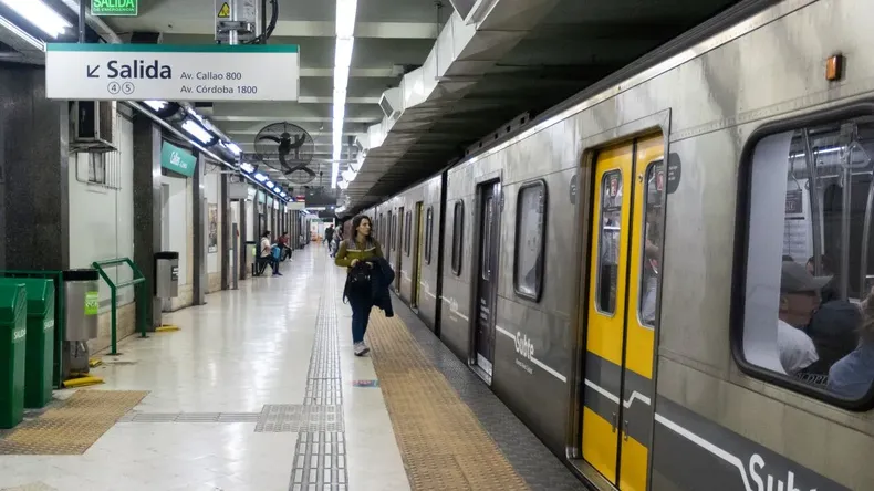 Descuentos para viajar en subte y colectivo: qué bancos y billeteras devuelven hasta el 100% del pasaje