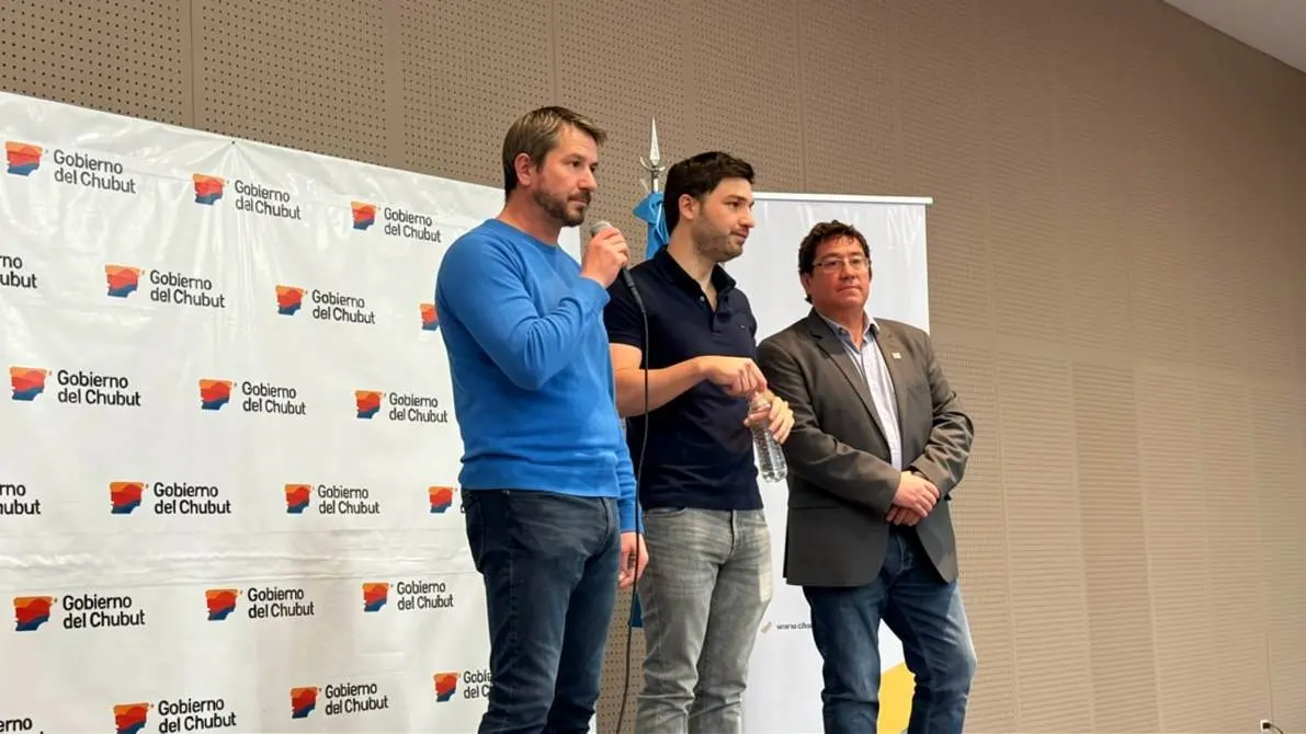 Ignacio ‘Nacho’ Torres y Gerardo Merino recorrieron obras en la av. Oris de Roa en Trelew