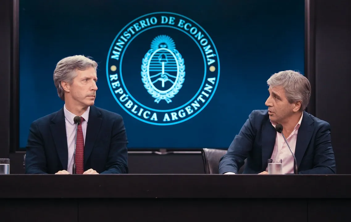 Una nueva caída del crédito al sector privado en agosto refuta los pronósticos de Caputo y Bausili