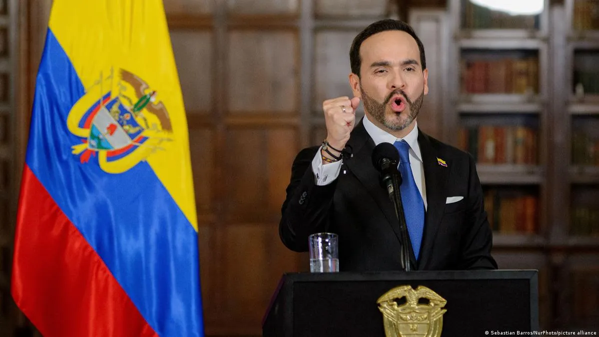 Abelardo de la Espriella prometió “mano de hierro” tras un atentado con coche bomba que dejó un muerto y 11 heridos en Colombia