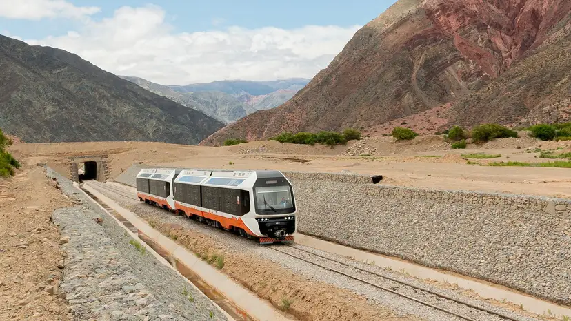 Argentina tiene el primer tren eléctrico de América Latina, impulsado por baterías de litio y energía solar