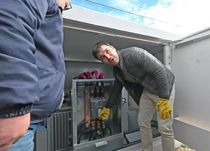 Nacho Torres puso en marcha la Subestación Eléctrica que permite resolver un déficit energético de 13 años en el Hospital de Rawson