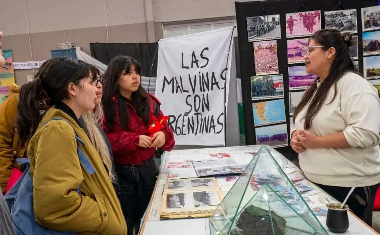 Escuelas, escritores y vecinos fueron protagonistas de la cuarta feria municipal del libro