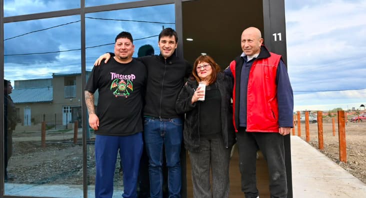 Torres entregó las primeras viviendas a familias afectadas por el derrumbe del Cerro Hermitte