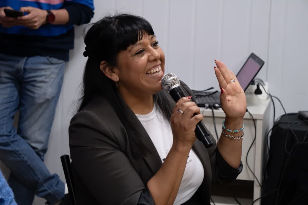 mujer sonriendo con microfrono en la mano