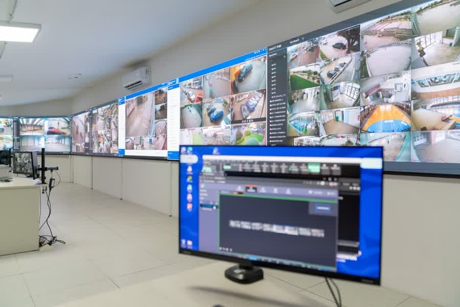 varios monitores del centro de monitoreo