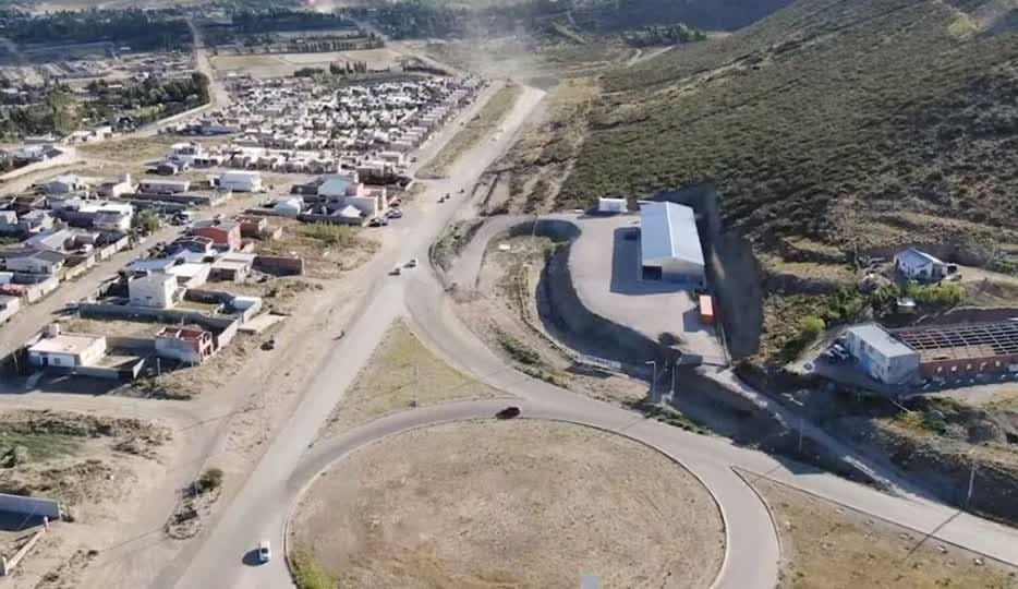 Vista aérea panorámica de la rotonda y traza del Camino Petrolero