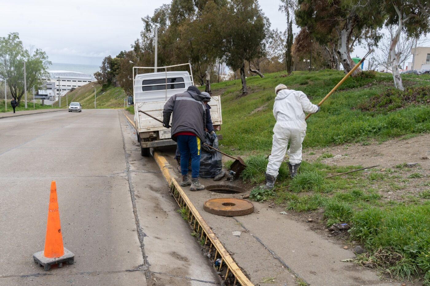 Comodoro redobla operativos de limpieza ante las lluvias