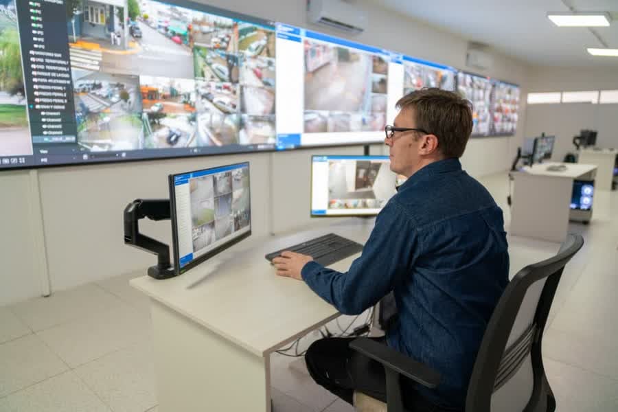 Un hombre frente a unos monitores