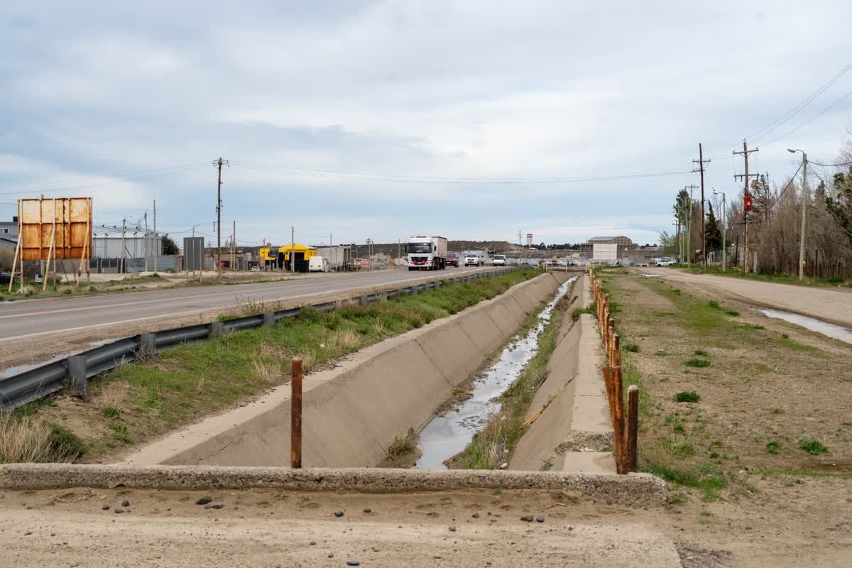 Comodoro Rivadavia reforzó la limpieza de canales en Km. 14 