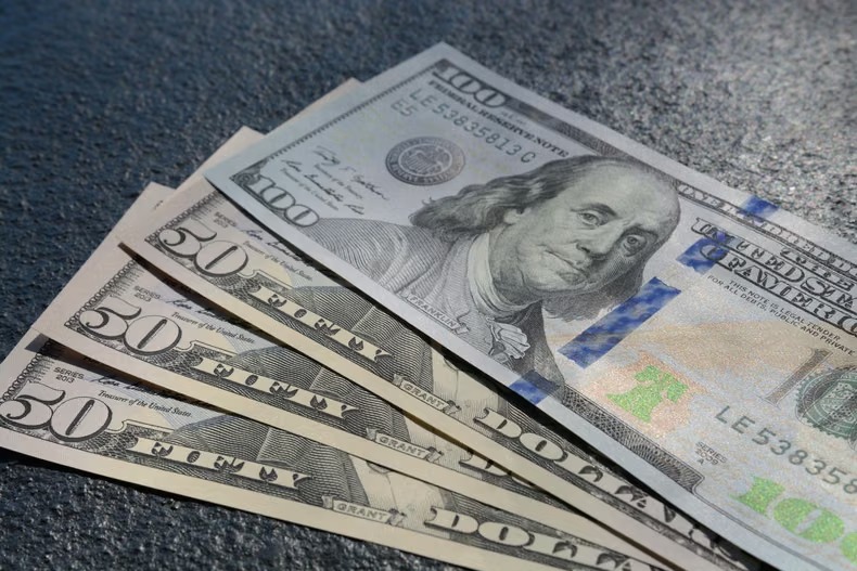 Dólar hoy: la divisa cotiza a $1.545 en el Banco Nación y cierra septiembre con tendencia al alza Billetes de dólar estadounidense en abanico