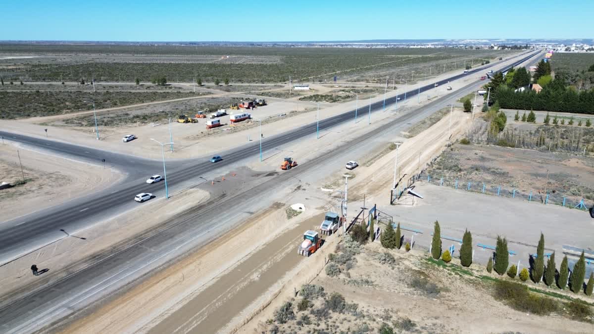 Vista aérea de máquinas aplanadoras y compactadoras trabajando