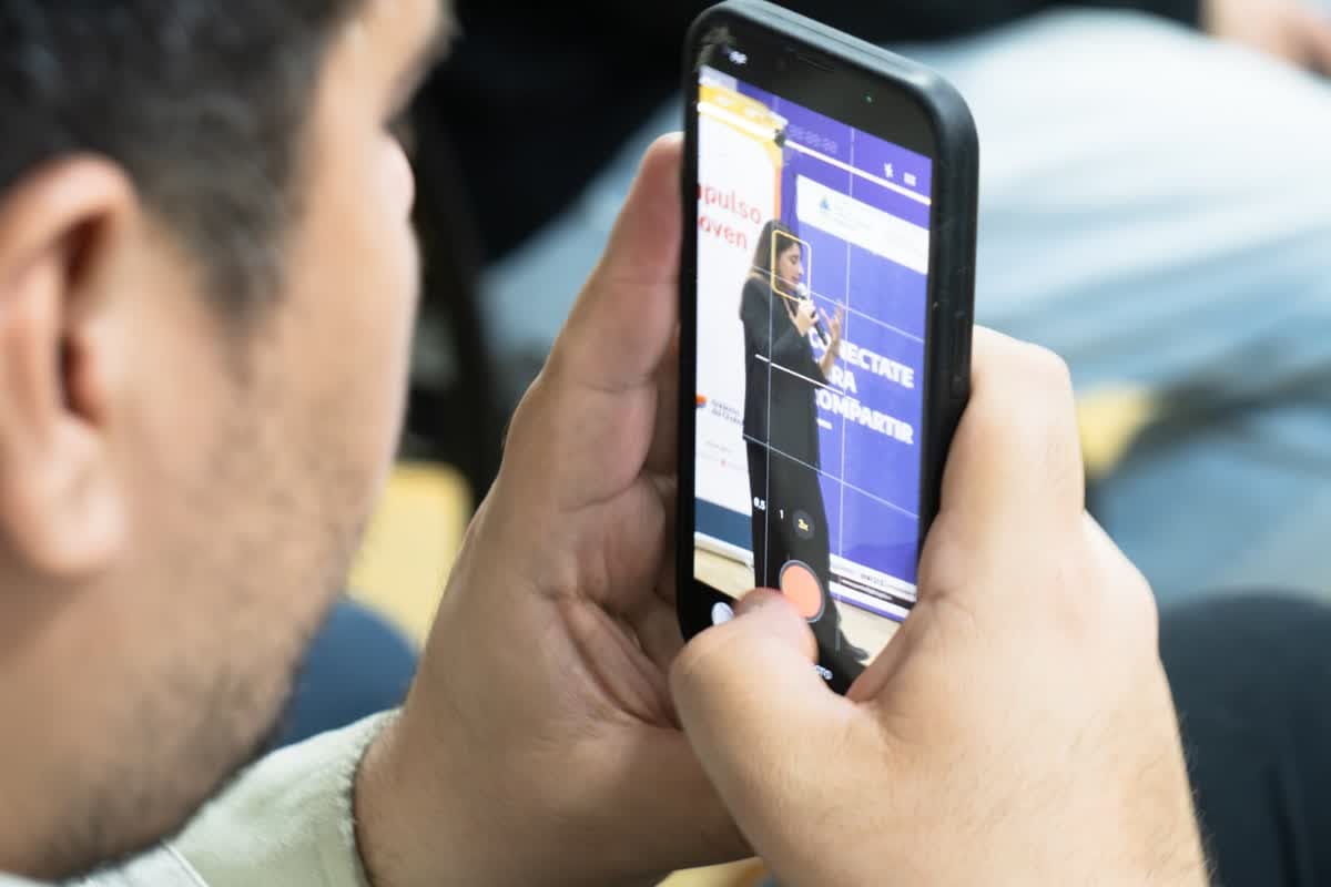 cara y celular en las manos